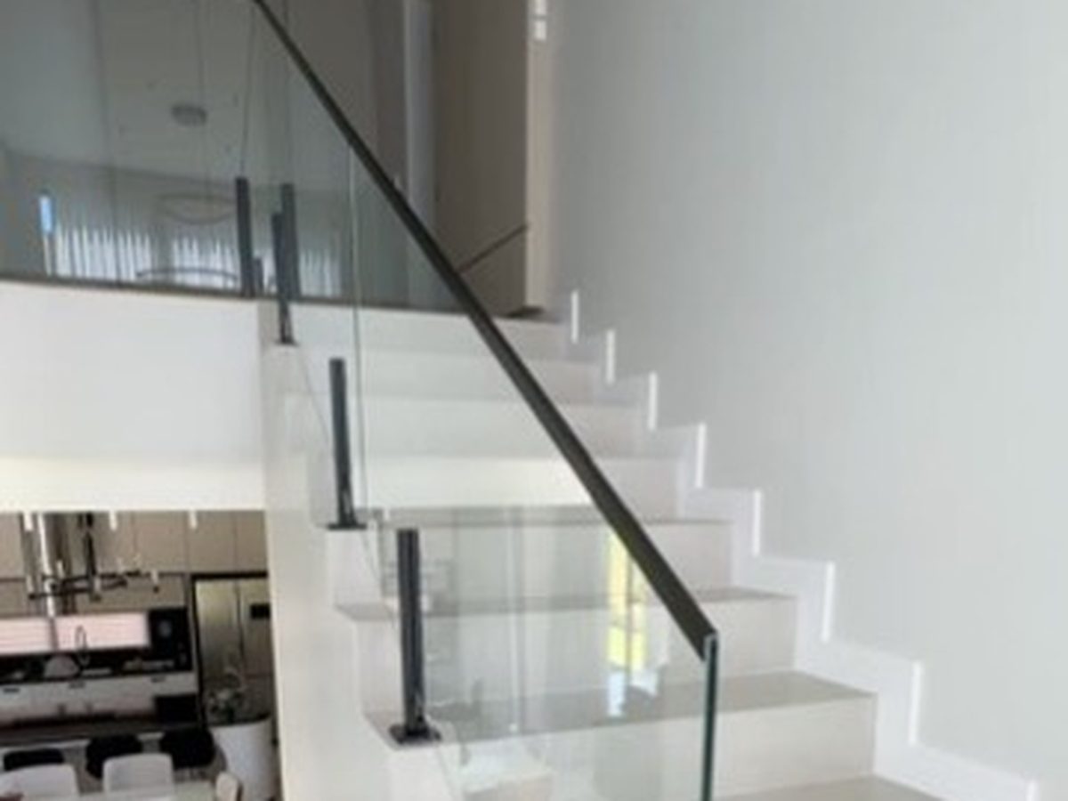 Corrimão em inox e vidro em escada interna