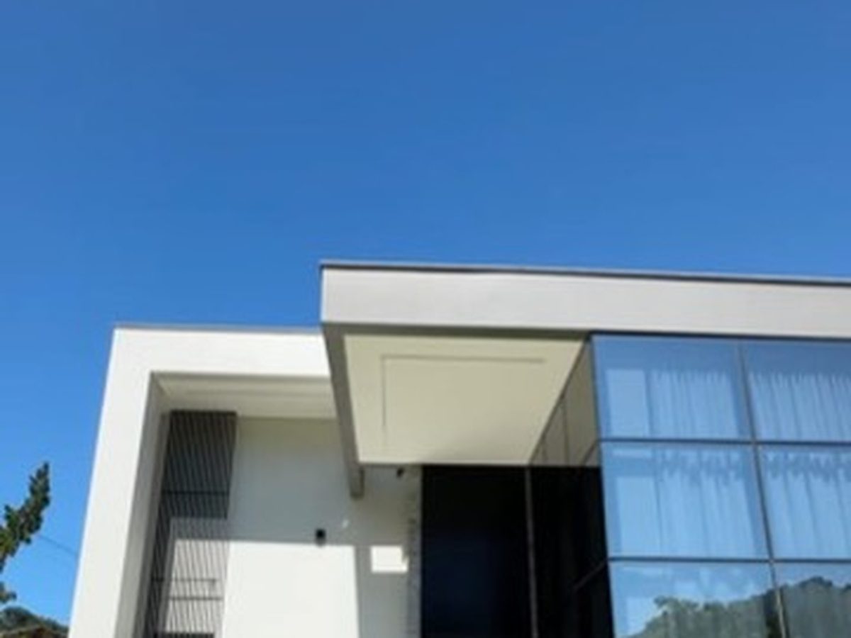 Esquadrias em inox e alumínio em residência moderna