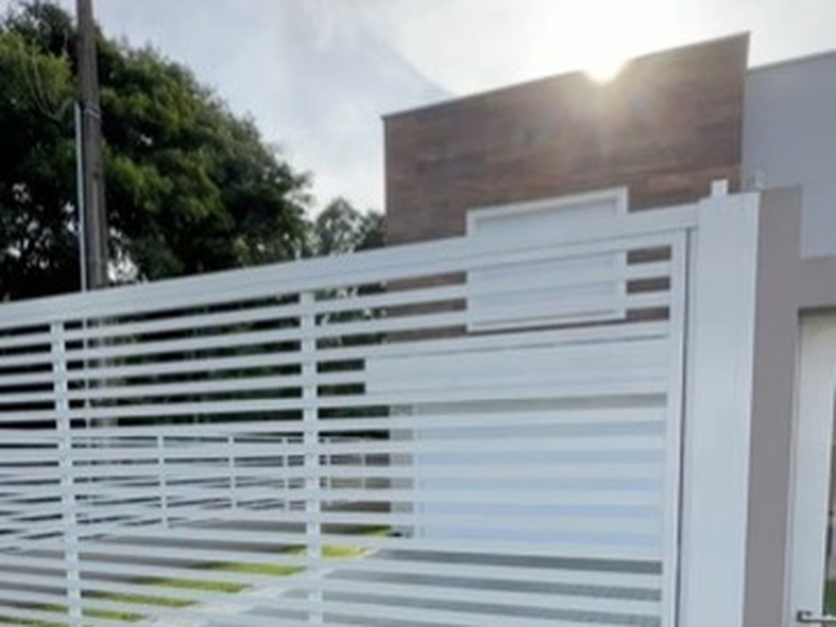 Portão metálico branco com grades horizontais