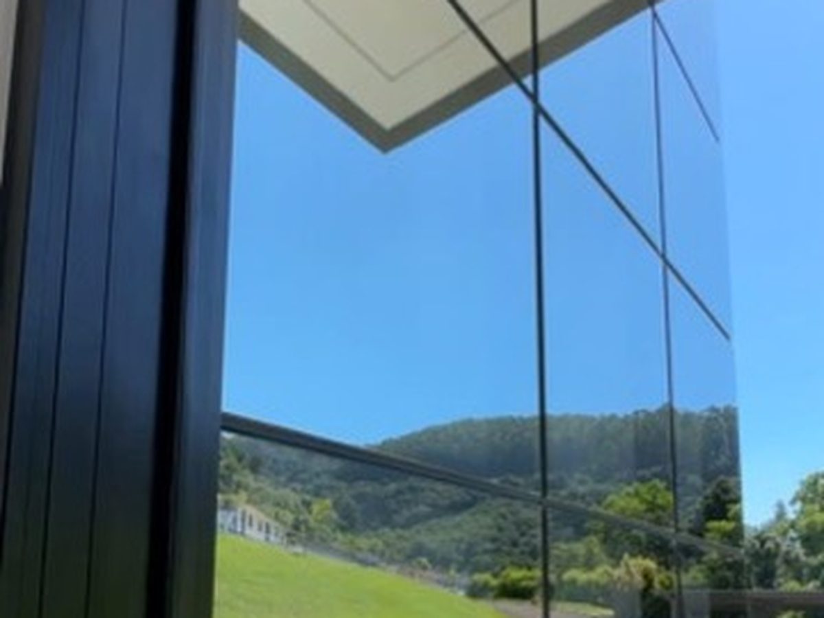 Fachada envidraçada com espelhamento